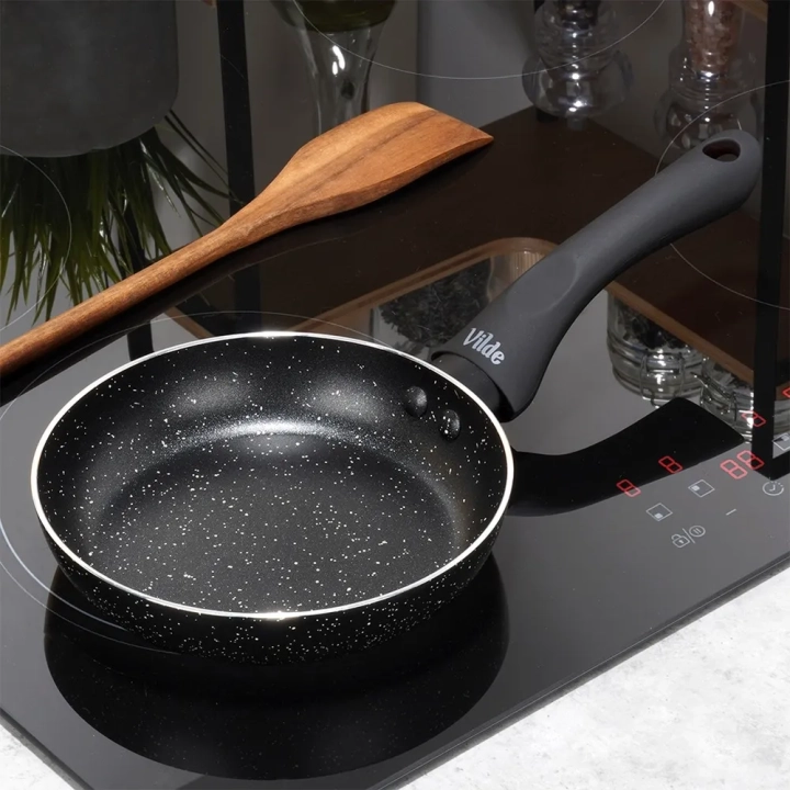 Patelnia granitowa BLACK LINE 16 cm