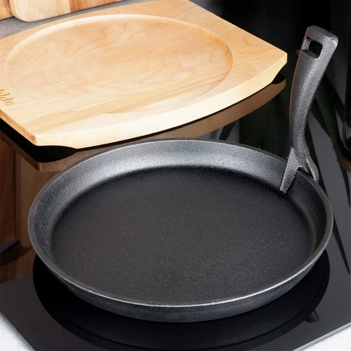 Patelnia do serwowania żeliwna z deską CAST LINE 22 cm