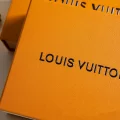 Kartonowe pudełko Louis Vuitton z wysuwaną szufladką, złotobrązowe