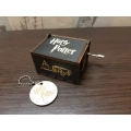 Pozytywka Harry Potter Ręczna zewnątrz znajduje piękny wzór wewnątrz napis wykonana jest drewna mechanizm