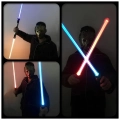 Zestaw LED mieczy Jedi STAR WARS 66cm 2 szt podświetlane miecze świetlne do zabawy i cosplayu fanów Gwiezdnych Wojen