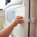 ZABEZPIECZENIA SZAFEK BLOKADA SZUFLAD MEBLI DRZWI PRZED DZIEĆMI MOCNA NICEKIDS BIAŁE