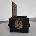 Pozytywka Harry Potter Ręczna zewnątrz znajduje piękny wzór wewnątrz napis wykonana jest drewna mechanizm