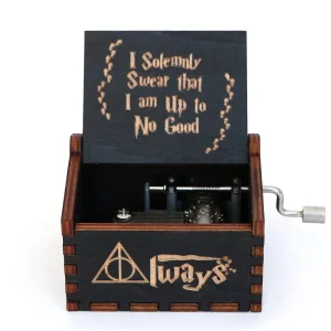 Pozytywka Harry Potter Ręczna zewnątrz znajduje piękny wzór wewnątrz napis wykonana jest drewna mechanizm