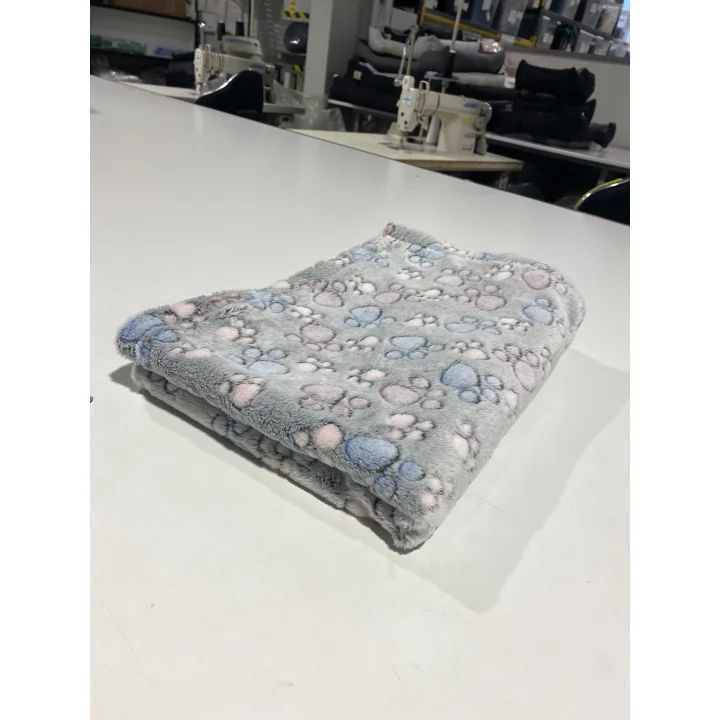 Koc polarowy 70x50 cm łapy ciemne