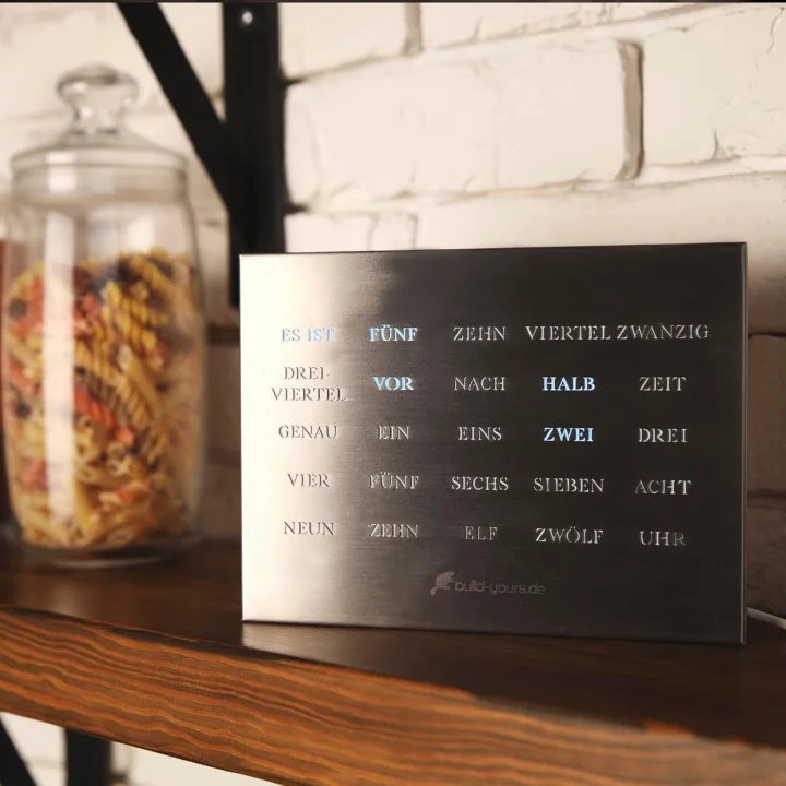 Elegancki Zegar LED do Biura build-yours BoxClock w języku niemieckim, szczotkowana stal Powystawowy