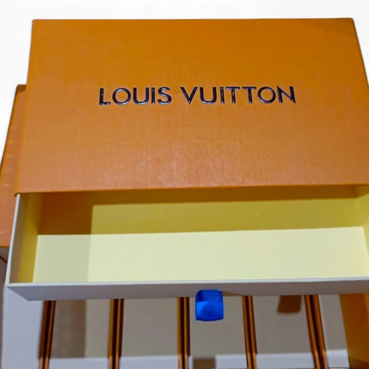 Kartonowe pudełko Louis Vuitton z wysuwaną szufladką, złotobrązowe