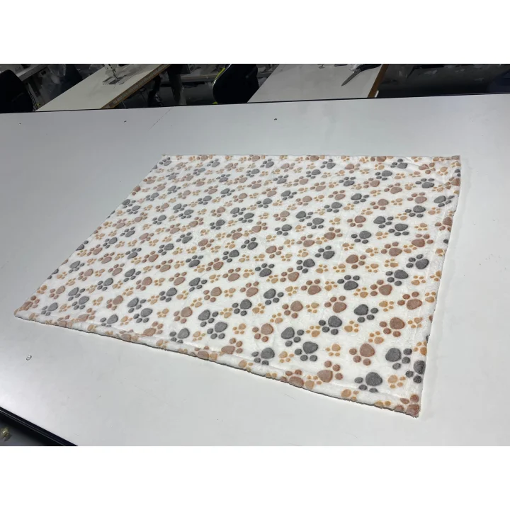 Koc polarowy 70x50 cm łapy jasne