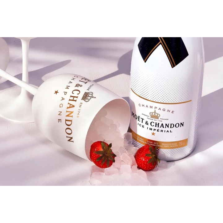 Kieliszek Moët & Chandon Ibiza 1 szt. Biały elegancki plastikowy kieliszek do szampana z logo, idealny na imprezy i plener