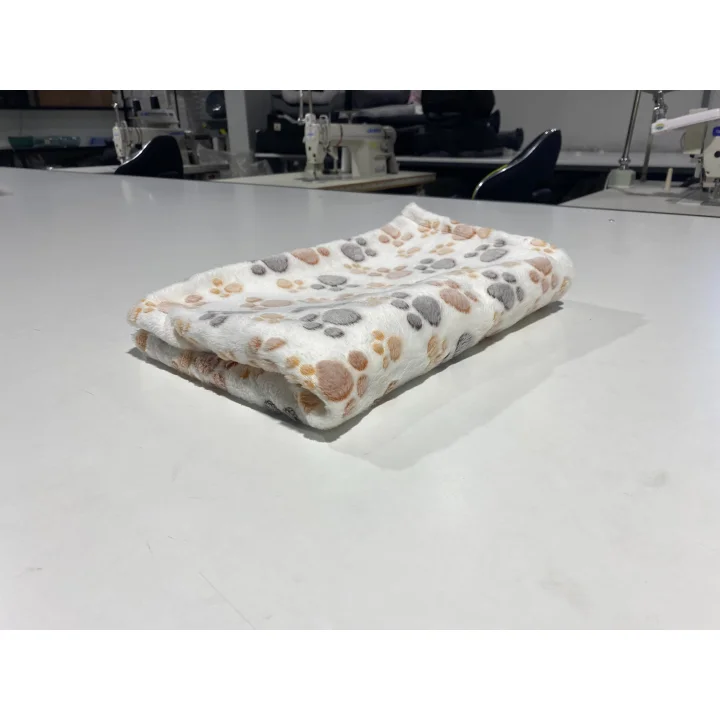 Koc polarowy 70x50 cm łapy jasne