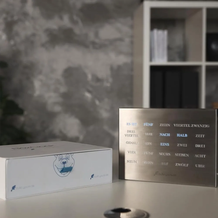 Elegancki Zegar LED do Biura build-yours BoxClock w języku niemieckim, szczotkowana stal Powystawowy