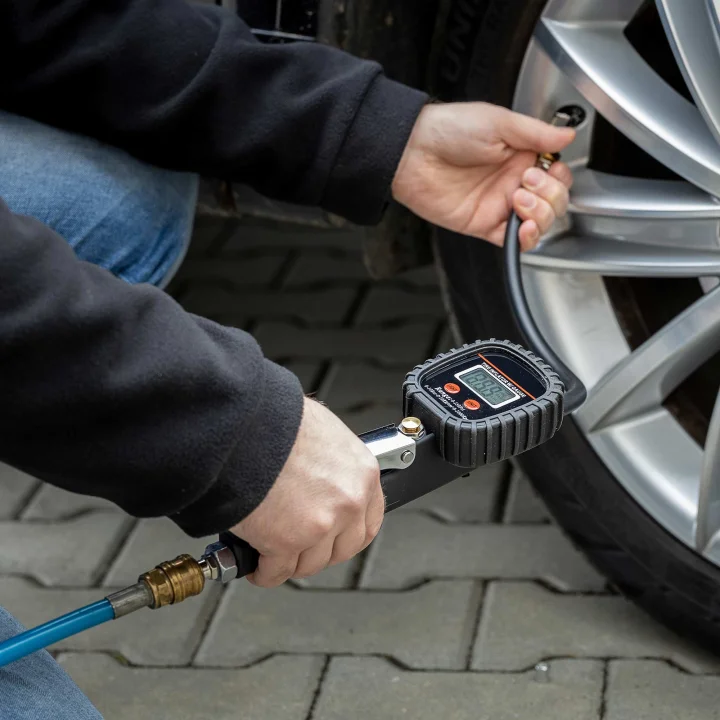 PISTOLET STY2208 (86003) do pompowania kół z cyfrowym manometrem