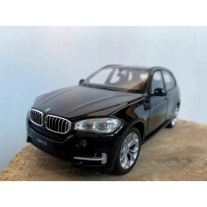 Model BMW X5 w skali 1:24 czarna kolekcjonerska miniatura luksusowego SUV-a