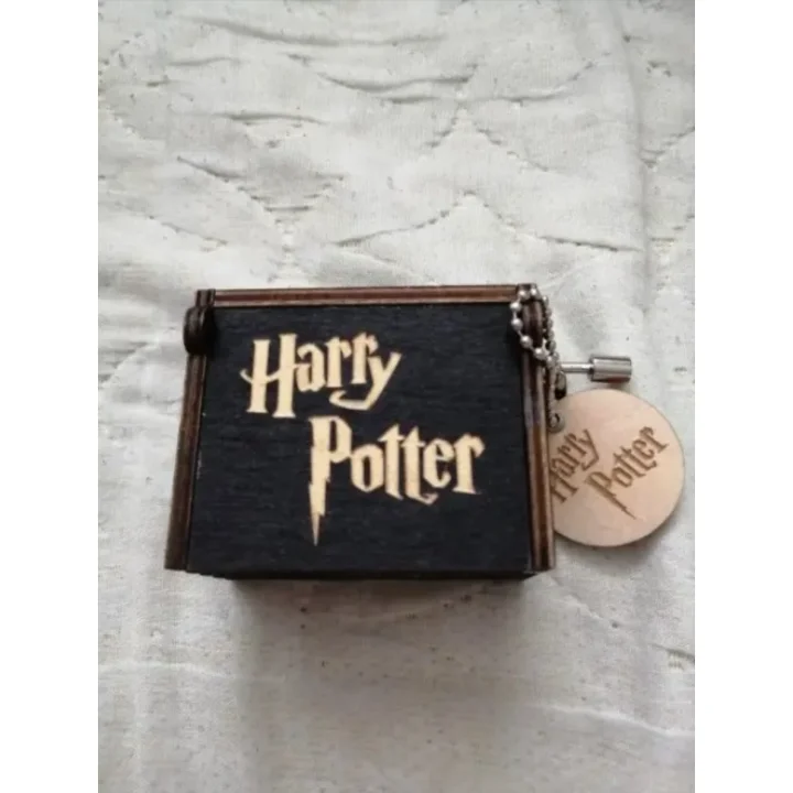 Pozytywka Harry Potter Ręczna zewnątrz znajduje piękny wzór wewnątrz napis wykonana jest drewna mechanizm