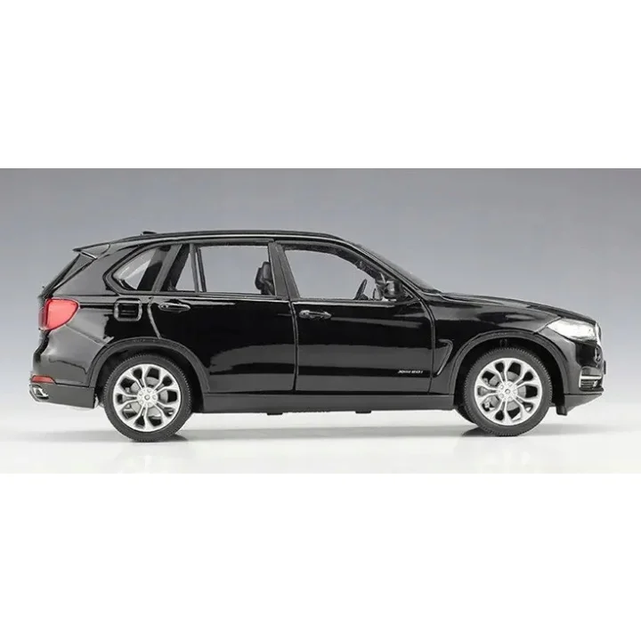 Model BMW X5 w skali 1:24 czarna kolekcjonerska miniatura luksusowego SUV-a