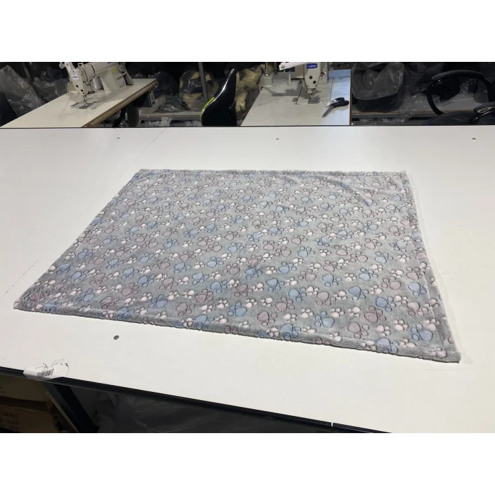 Koc polarowy 70x50 cm łapy ciemne