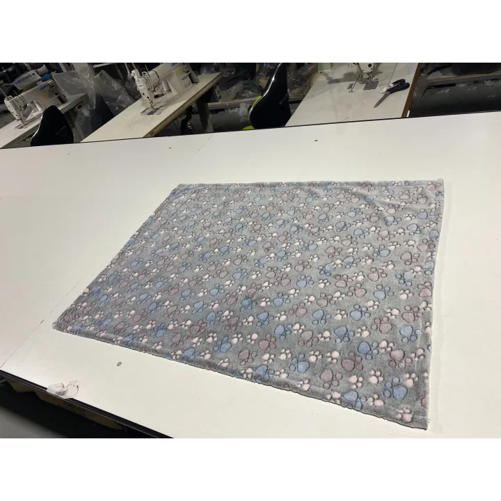 Koc polarowy 70x50 cm łapy ciemne