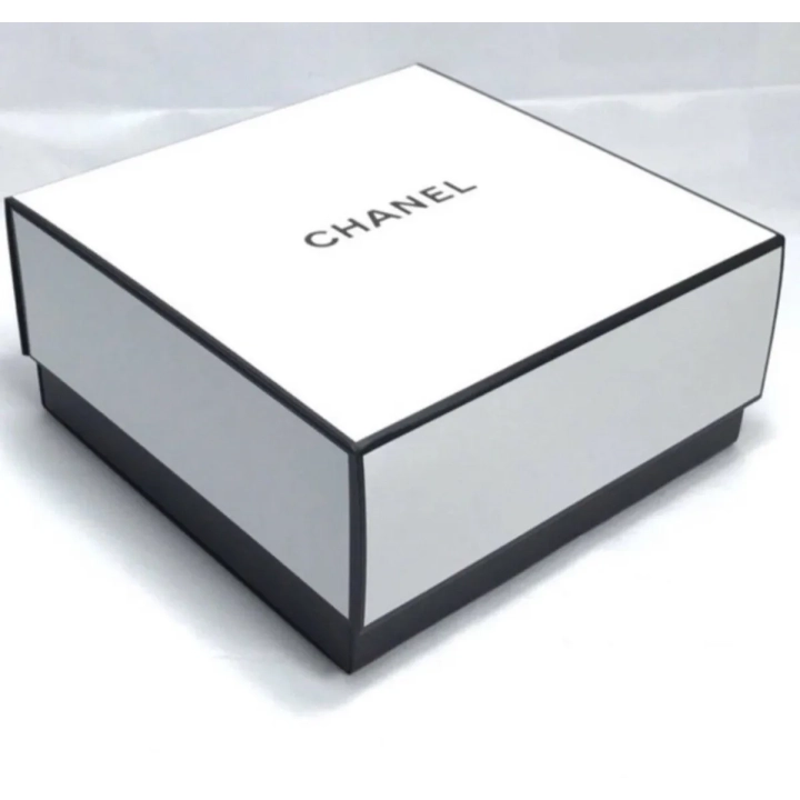 Zestaw torba i pudełko Chanel biały 145x145mm z czarnym sznurkowym uchwytem
