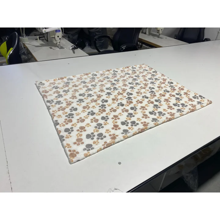 Koc polarowy 100x70 cm łapy jasne