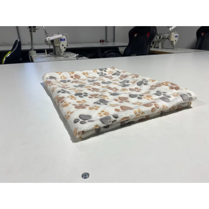 Koc polarowy 100x70 cm łapy jasne