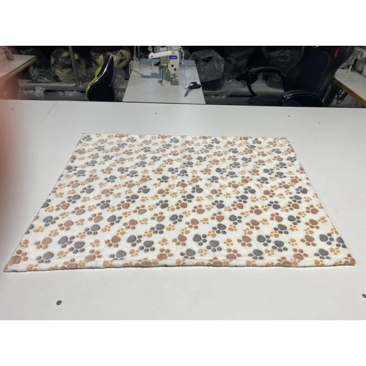 Koc polarowy 70x50 cm łapy jasne