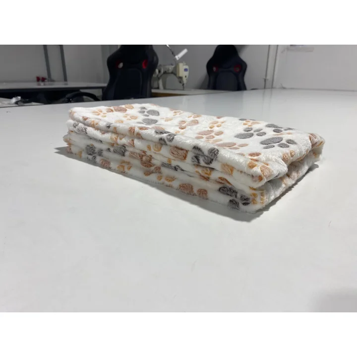 Koc polarowy 100x70 cm łapy jasne