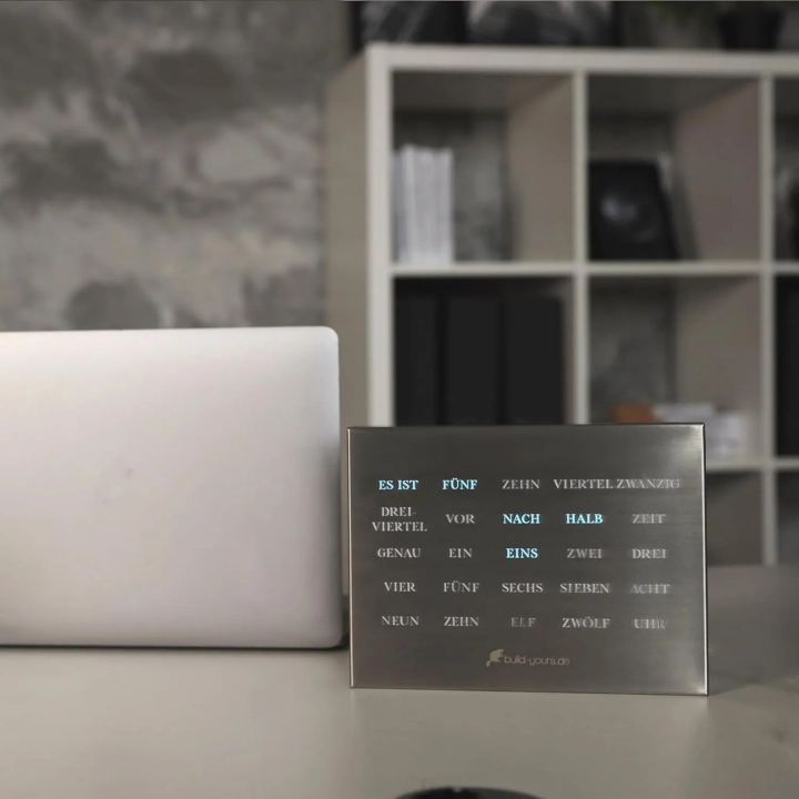 Elegancki Zegar LED do Biura build-yours BoxClock w języku niemieckim, szczotkowana stal Powystawowy