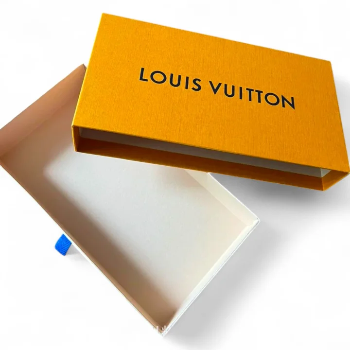 Kartonowe pudełko Louis Vuitton z wysuwaną szufladką, złotobrązowe
