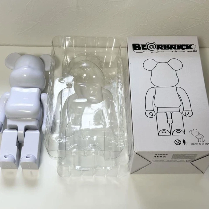 Miś Bearbrick 400% figurka do wnętrza 28cm biały designerska figurka kolekcjonerska do dekoracji salonu lub biura