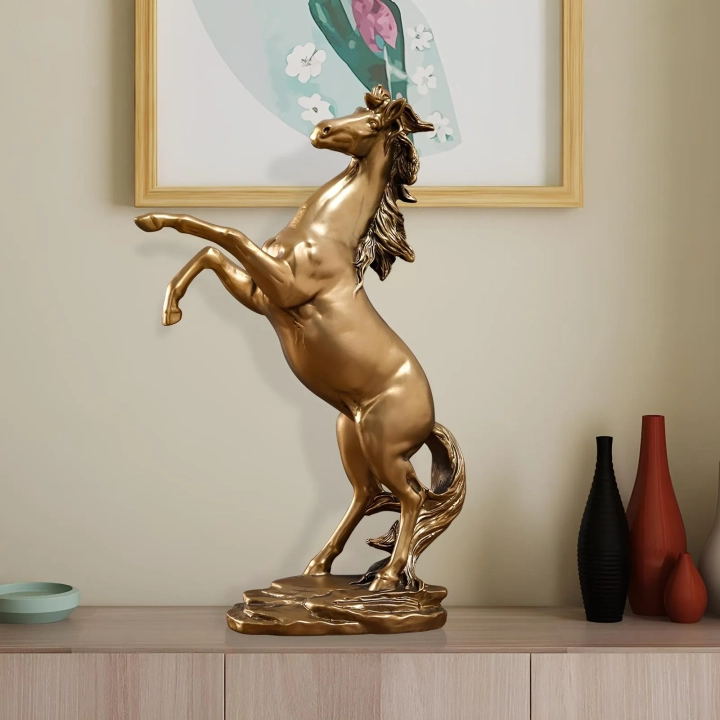 Złota statuetka Koń 295 mm, Złota statuetka Konia, Koń na piętach