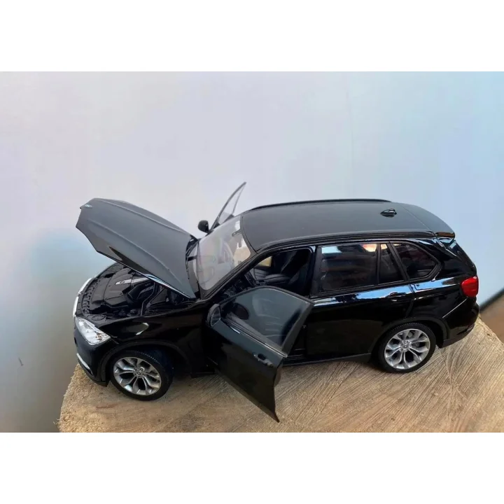 Model BMW X5 w skali 1:24 czarna kolekcjonerska miniatura luksusowego SUV-a