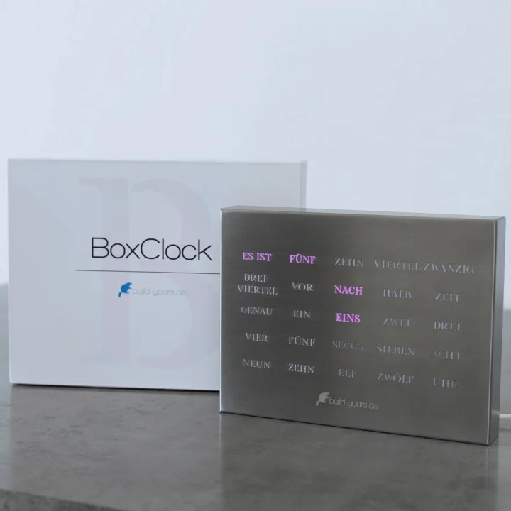 Elegancki Zegar LED do Biura build-yours BoxClock w języku niemieckim, szczotkowana stal Powystawowy