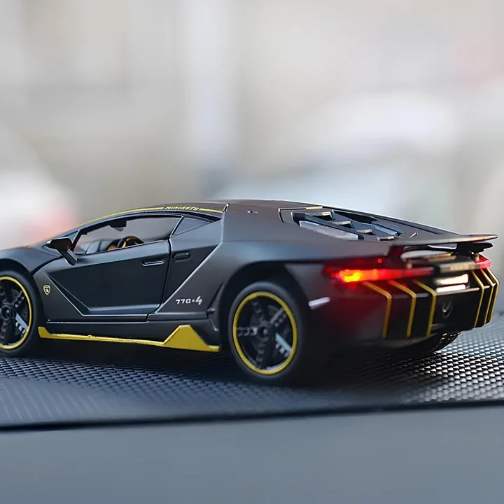 Model Lamborghini LP770 1:32 swiatło dźwiękowe metalowy samochodzik z otwieranymi drzwiami, światłem i dźwiękiem do kolekcji i zabawy