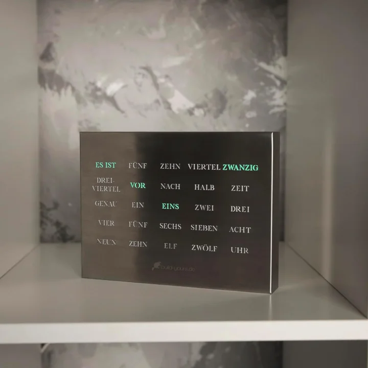 Elegancki Zegar LED do Biura build-yours BoxClock w języku niemieckim, szczotkowana stal Powystawowy